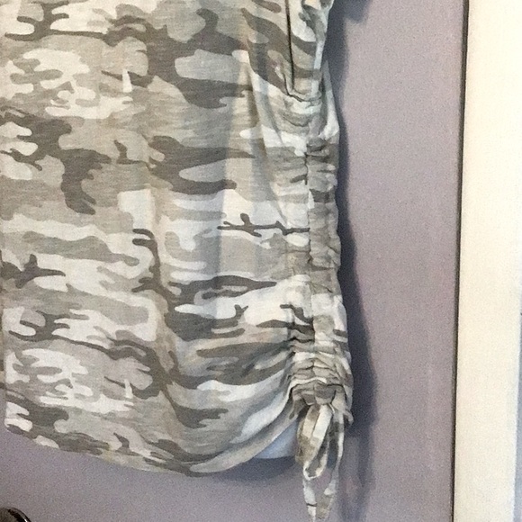 BELLE BY KIM GRAVEL TEE IN SZM MUTED CAMO PRINT EUC. - Picture 2 of 6